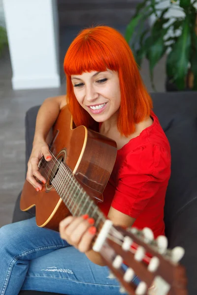 Женщина играет на гитаре — стоковое фото