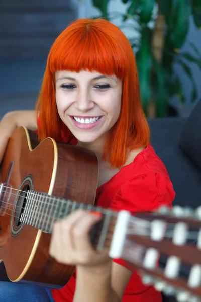 기타를 치는 여자 — 스톡 사진