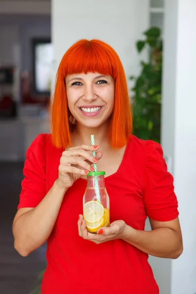 Vrouw drinken limonade — Stockfoto