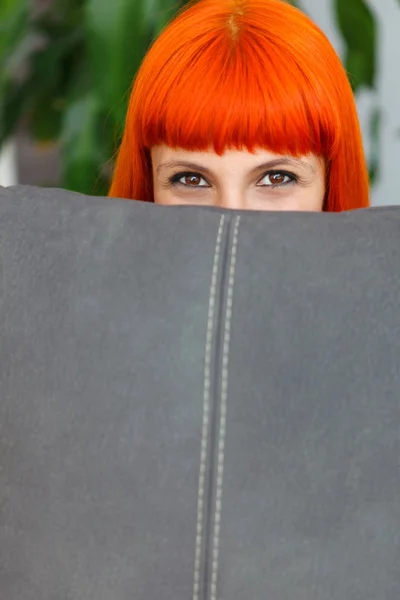 Donna che copre il viso con cuscino — Foto Stock