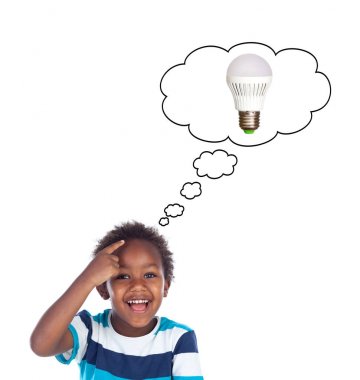 mutlu çok güzel afroamerican küçük çocuk beyaz arka plan üzerinde izole lighbulb düşünüyorum