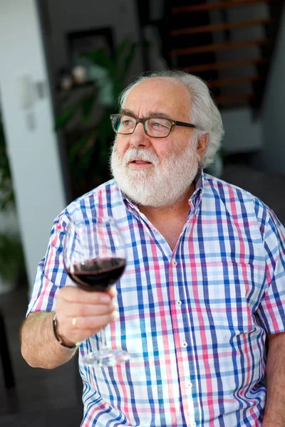 evde şarap kırmızı içme beyaz sakallı üst düzey adam portresi 