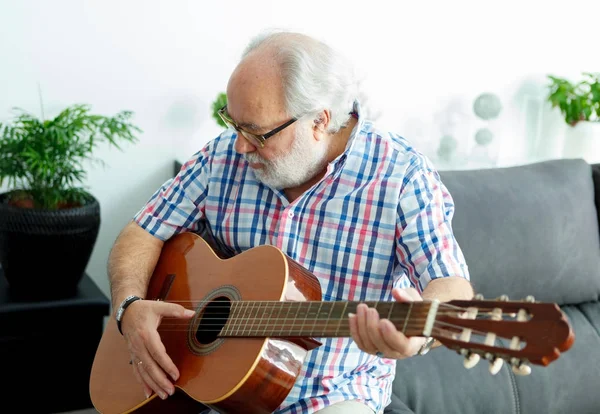 Porträtt Äldre Man Med Vitt Skägg Som Spelar Gitarr Hemma — Stockfoto