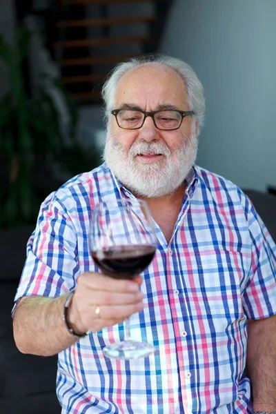 Porträt Eines Älteren Mannes Mit Weißem Bart Der Hause Rotwein — Stockfoto