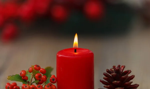 Fenyőtoboz Bogyók Gyönyörű Szünet Feldíszítés Piros Karácsonyi Gyertya Égő — Stock Fotó