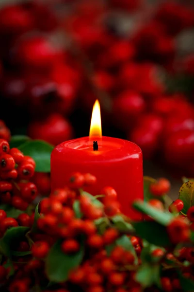 Hořící Červené Vánoční Svíčku Bobule Krásné Sváteční Dekorace — Stock fotografie