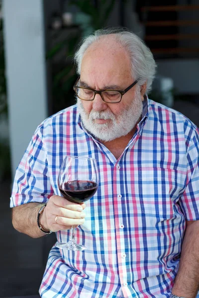 Портрет Пожилого Человека Белой Бородой Пьющего Красное Вино Дома — стоковое фото