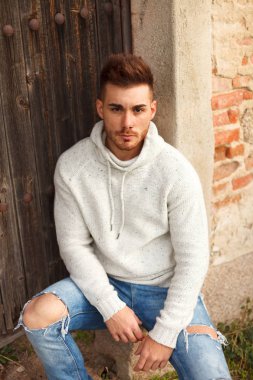 çekici adam beyaz mayoyu eski evde poz giymiş 