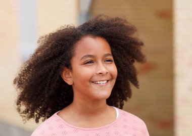 Sokağın ortasında gülümseyen sevimli Afro-Amerikan kız