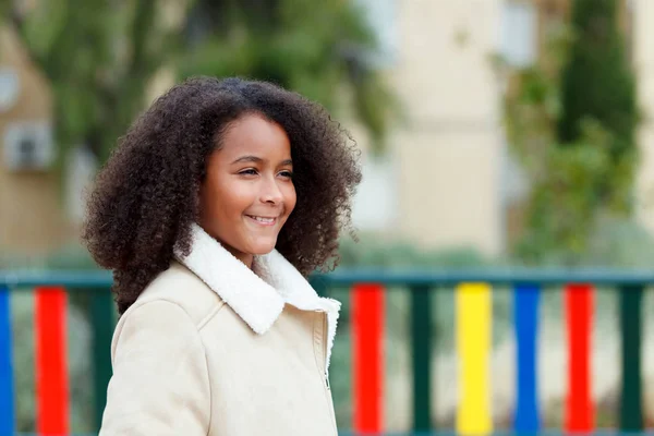 Gelukkig Afrikaanse Meisje Met Mooie Haren Park — Stockfoto