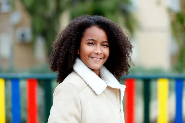 Gelukkig Afrikaanse Meisje Met Mooie Haren Park — Stockfoto