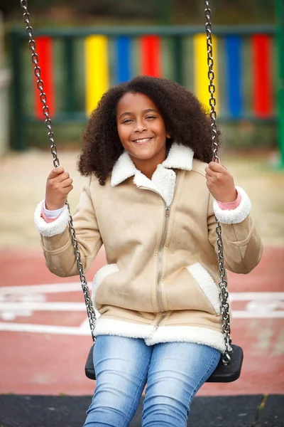 Chica Africana Feliz Con Hermoso Pelo Columpio Parque — Foto de Stock