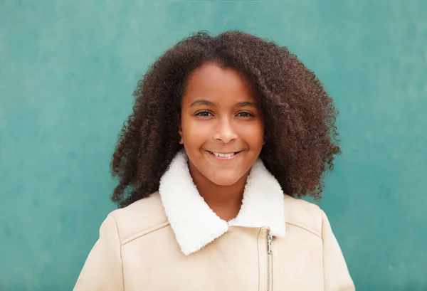 Schattig African American Meisje Glimlachend Groene Achtergrond — Stockfoto