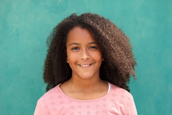 緑の背景に笑っているかわいいアフリカ系アメリカ人の女の子 — ストック写真