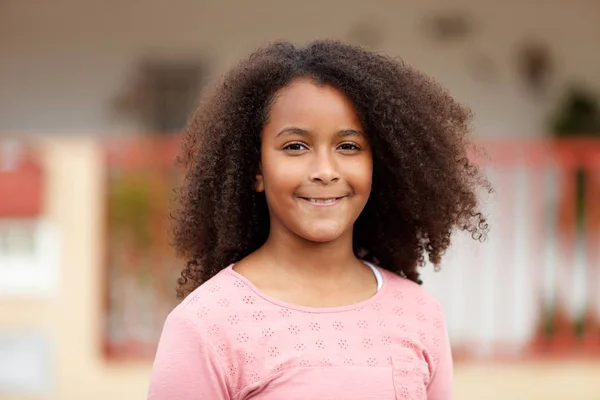 通りで笑っているかわいいアフリカ系アメリカ人の女の子 — ストック写真
