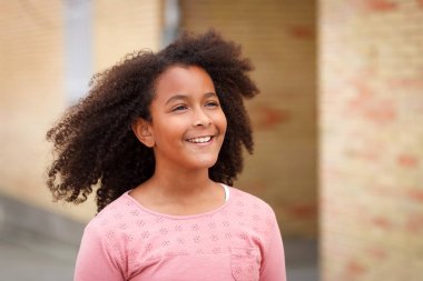 Sokağın ortasında gülümseyen sevimli Afro-Amerikan kız