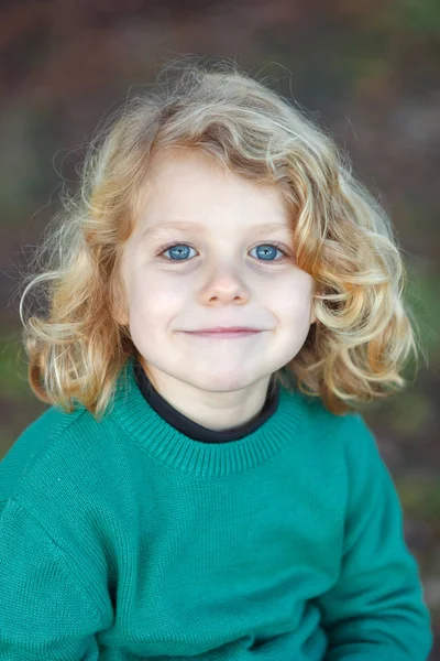 屋外の長いブロンドの髪を持つ幸せな小さな子の肖像画 — ストック写真