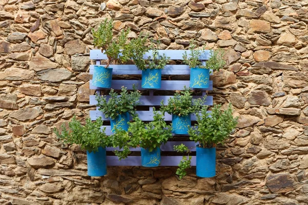 Schönes Haus Mit Vielen Blumen Auf Steinmauer Dekoriert — Stockfoto
