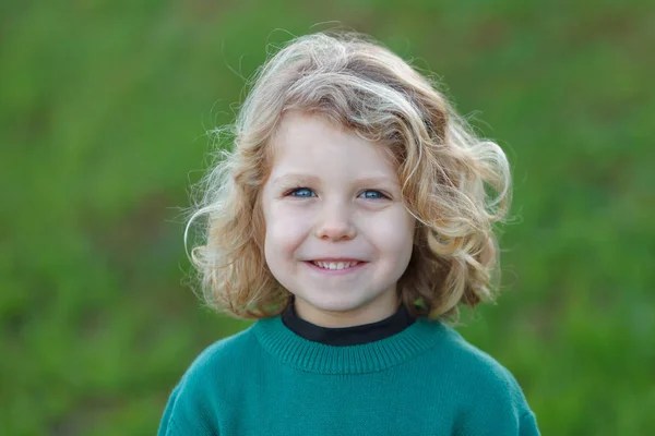 Portret Van Gelukkig Klein Kind Met Lang Blond Haar Buiten — Stockfoto