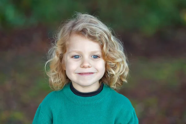 Πορτρέτο Του Ευτυχισμένο Παιδάκι Μακριά Ξανθά Μαλλιά Υπαίθριος — Φωτογραφία Αρχείου