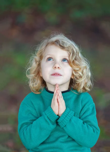 Portrét Malé Dítě Dlouhé Blond Vlasy Modlí Venkovní — Stock fotografie