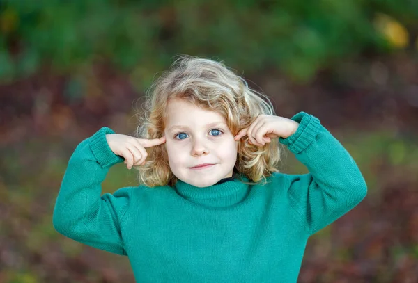 Retrato Niño Feliz Con Pelo Largo Rubio Aire Libre — Foto de Stock