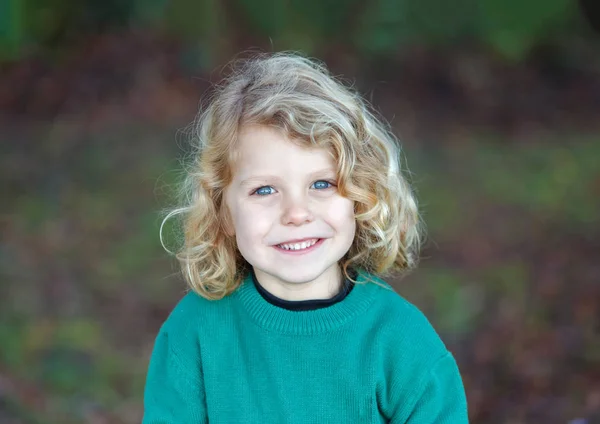 Retrato Niño Feliz Con Pelo Largo Rubio Aire Libre —  Fotos de Stock