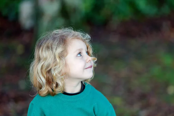 Retrato Niño Feliz Con Pelo Largo Rubio Aire Libre —  Fotos de Stock