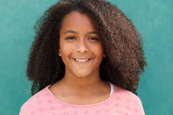 Schattig African American Meisje Glimlachend Groene Achtergrond — Stockfoto
