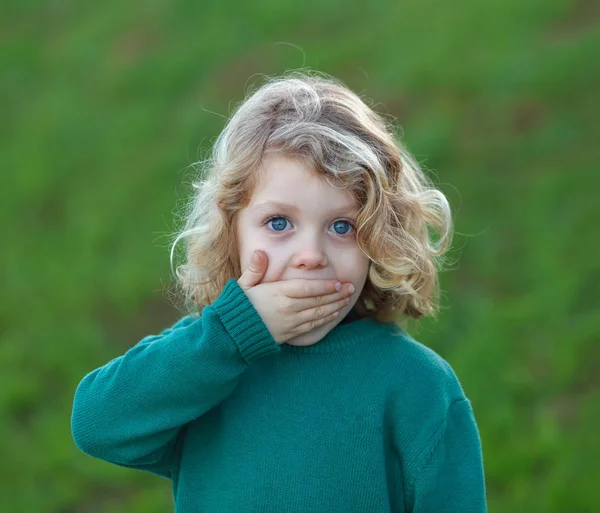 Retrato Lindo Niño Pequeño Con Pelo Largo Rubio Cubriendo Boca — Foto de Stock