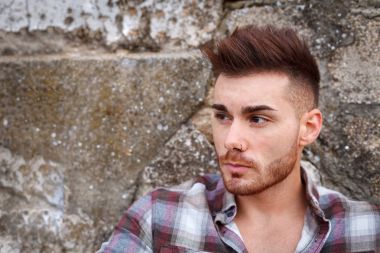 çekici bir genç adam karşı eski ev poz