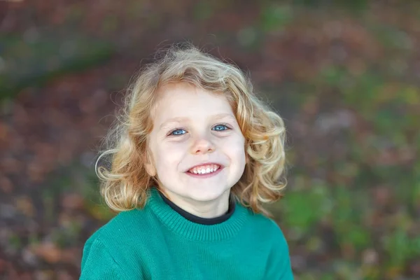 Портрет Щасливої Дитини Довгим Світлим Волоссям Відкритому Повітрі — стокове фото