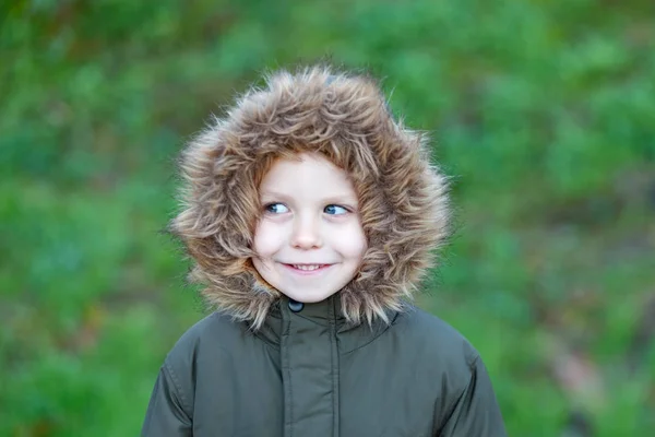 Πορτρέτο Του Ευτυχισμένο Παιδάκι Που Φοράει Παλτό Εξωτερική — Φωτογραφία Αρχείου