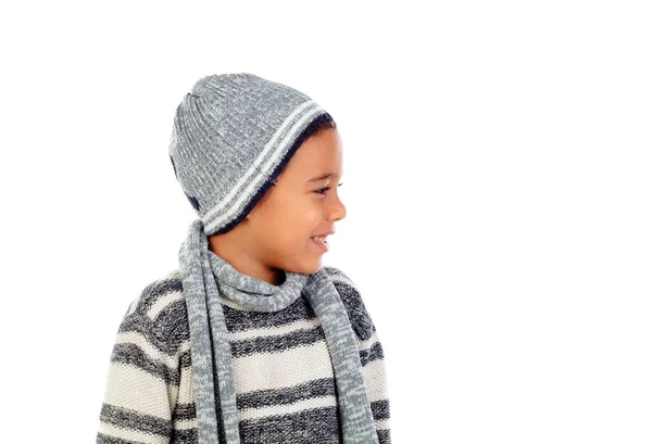 暖かいセーター ウール スカーフが白い背景で隔離のかわいい幸せな小さなアフリカ少年 — ストック写真