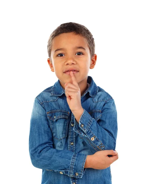 可爱的小非洲男孩在牛仔衬衫与食指在他的嘴唇作为沉默的标志 孤立的白色背景 — 图库照片
