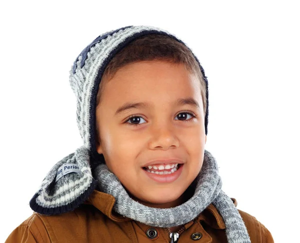 暖かいキャップ ウール スカーフが白い背景で隔離のかわいい幸せな小さなアフリカ少年 — ストック写真