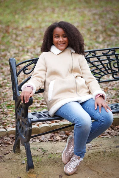 Happy Africká Americká Dívka Sedí Lavičce Podzimním Parku — Stock fotografie