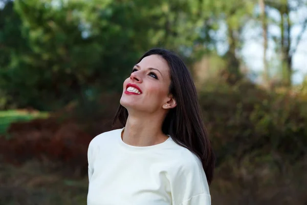 Retrato Atractiva Morena Joven Posando Bosque — Foto de Stock