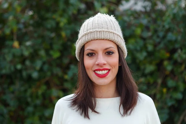 Portrait Jolie Jeune Femme Brune Bonnet Tricoté Posant Forêt — Photo