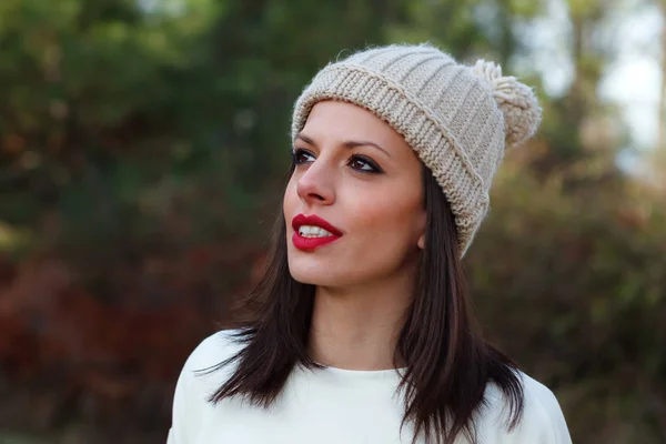 Portrait Jolie Jeune Femme Brune Bonnet Tricoté Posant Forêt — Photo