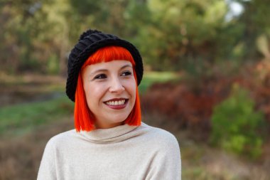 çekici genç kadının kırsal görünümü