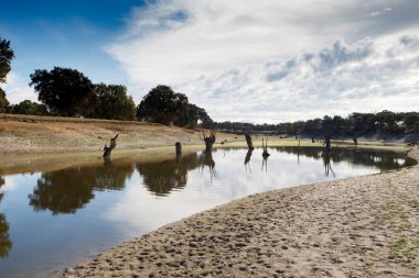 küçük lagoon kuraklık nedeniyle neredeyse boş
