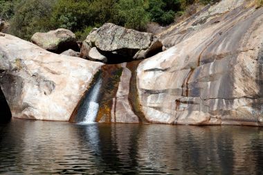 şelale aşağı dağ ve pitoresk göl