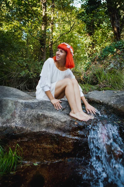 Bela Jovem Mulher Vestindo Vestido Branco Grinalda Sentado Perto Cachoeira — Fotografia de Stock