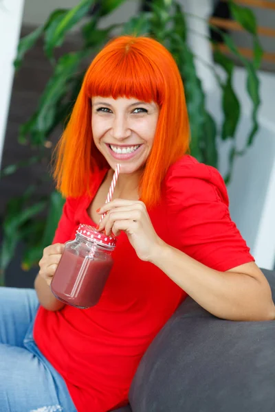 Gelukkig Jonge Vrouw Drinken Blueberry Smoothie Glazen Pot Met Stro — Stockfoto