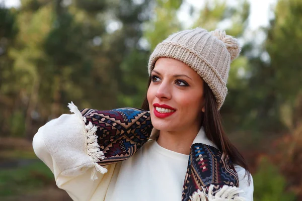 Portrait Jolie Jeune Femme Brune Bonnet Tricoté Posant Forêt — Photo