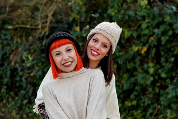 Όμορφη Happy Θηλυκό Φίλους Στο Πλεκτό Καπέλα Ποζάρει Στο Δάσος — Φωτογραφία Αρχείου