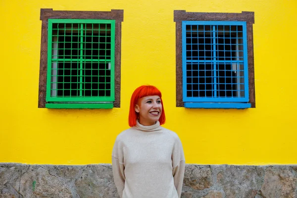 Femme Attrayante Contre Maison Jaune Avec Des Fenêtres Drôles — Photo