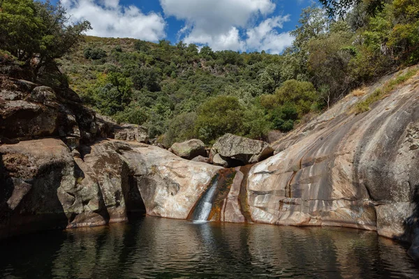 Wasserfall Den Berg Hinunter Und Malerischer See — Stockfoto