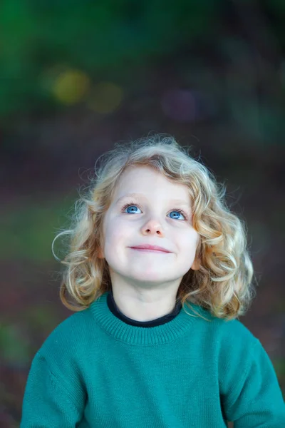 愉快的小孩子的画像与长的金黄头发室外 — 图库照片